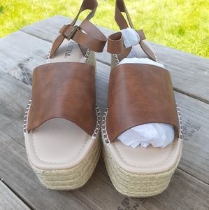 Just Fab Hallie Wedges tan size 9